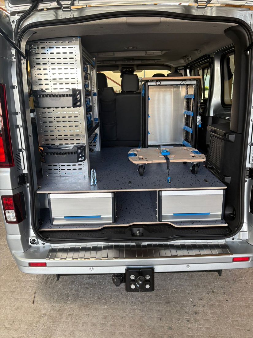 Sortimo-Schubladensystem mit Werkzeugkiste im Laderaum eines Transporters