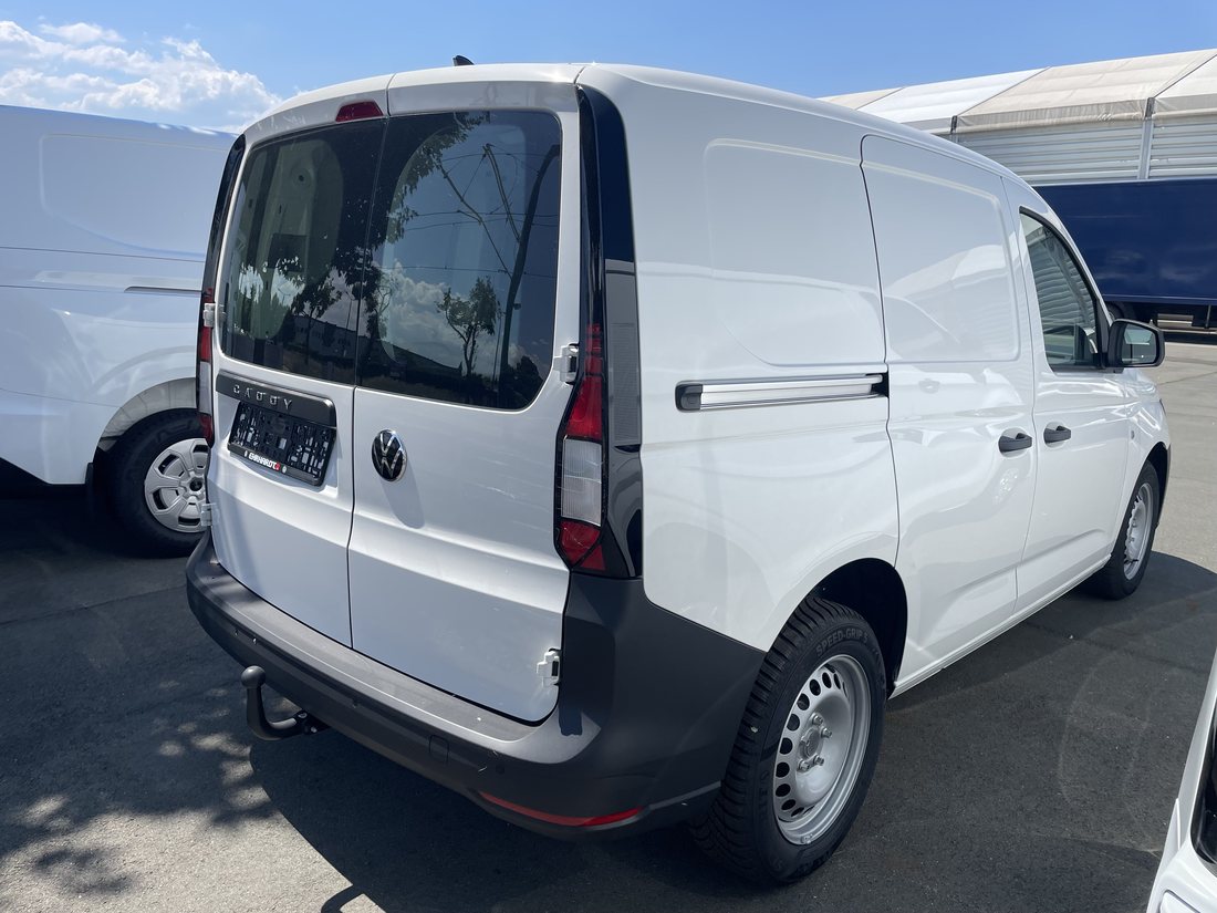 Unbeklebter weißer Transporter vor der Folierung
